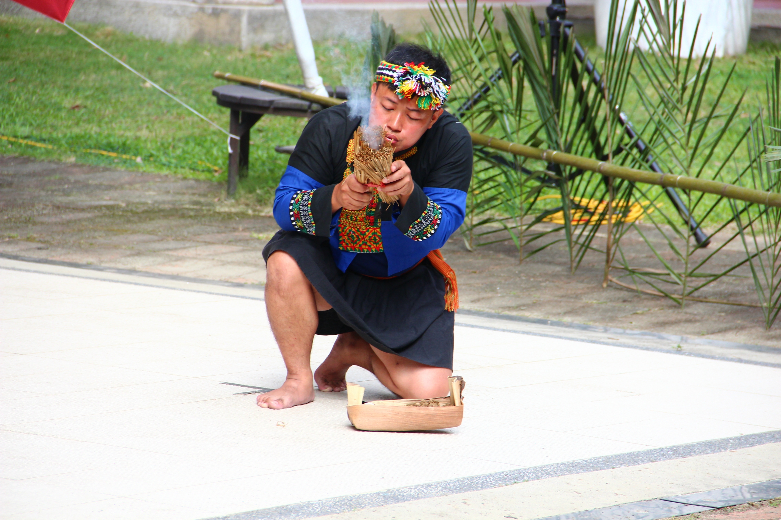 南島文化節開幕式特別以古老的取火儀式